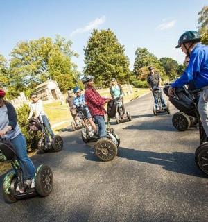 一群人骑着自行车在路上行驶