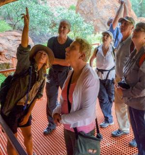 skupina lidí stojících a dívajících se na zoologickou zahradu