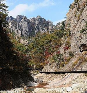 一座山，山边有一座桥