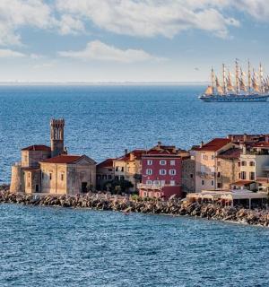 一艘船在海里，旁边是一座有船的城镇