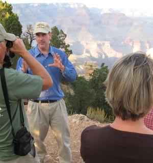 muž fotí lidi u Grand Canyonu