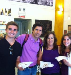 一群人在酒吧里摆姿势拍照