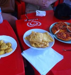 červený stůl se dvěma talíři jídla