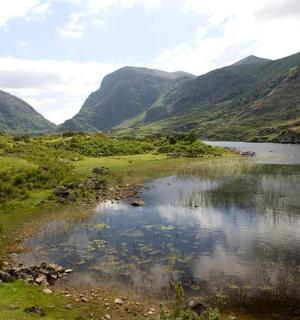 山谷中间的湖泊