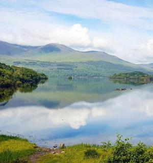 以群山为背景的湖景