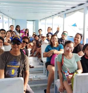 一群人坐在船上