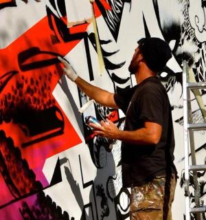 一名男子在墙上画壁画