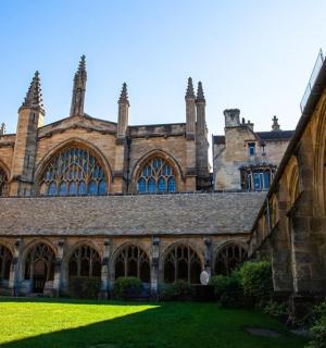 一座前面有绿色草坪的大楼