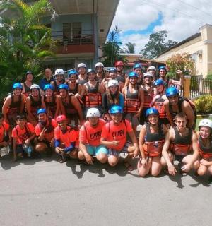 um grupo de pessoas está posando para uma foto