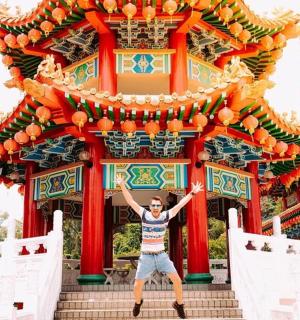 一名男子站在一栋建筑物前