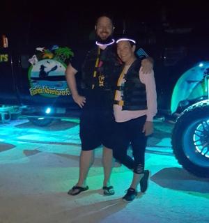 一名男子和一名女子站在一辆卡车前