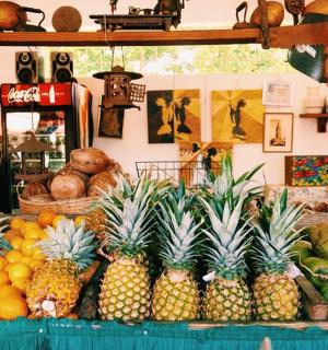 ovocný stánek s ananasem a dalším ovocem a zeleninou