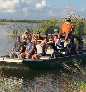 一群人坐在水中的船上