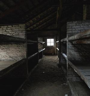 谷仓里有窗户的空房间