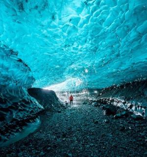 站在冰洞里的人