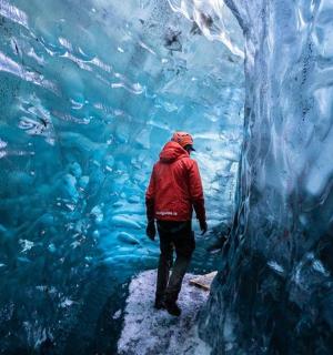 冰洞里有水族馆的人