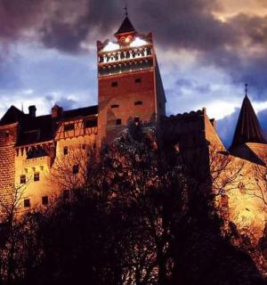 un gran castell amb una torre a sobre