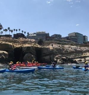 skupina lidí v kajacích ve vodě