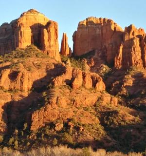 沙漠中一座岩石山的景色