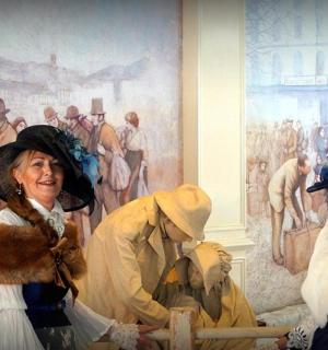 一群妇女站在一幅画前