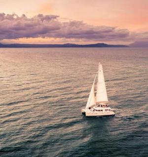 日落时分水中的一艘小帆船