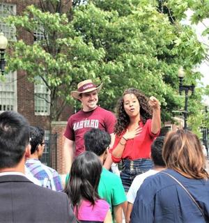 站在人群中的一男一女