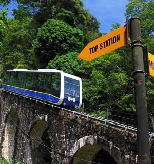 一列火车在一座桥上行驶，桥上有路牌