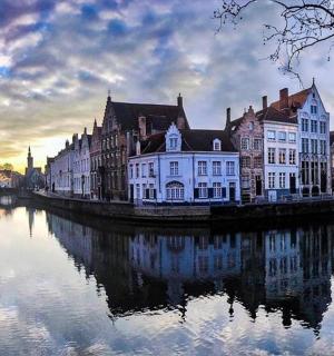 河流、建筑和城市的景色