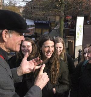 一名男子正在与一群人交谈