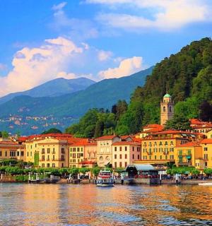 城镇附近水边的一组建筑