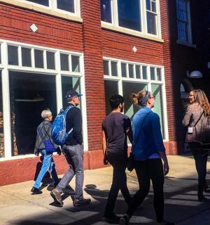 eine Gruppe von Menschen, die eine Straße entlanggehen