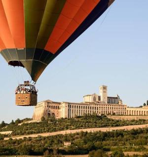 一只热气球在建筑物前飞行