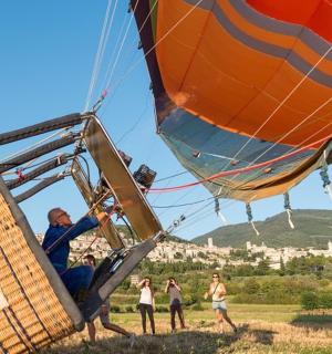 一名男子与他人一起乘坐热气球