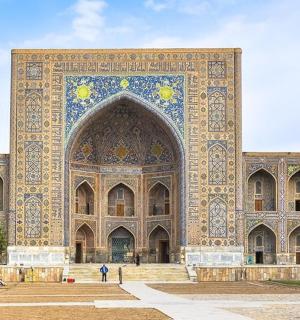 一座前面有大拱门的大楼