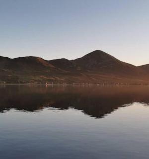 一大片水域，背景是群山