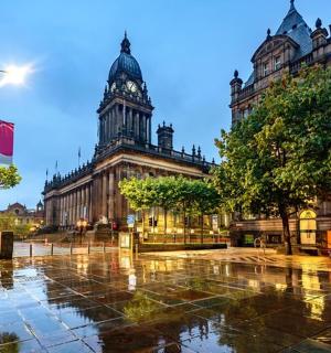 ein großes Gebäude mit einem Uhrenturm in einer Stadt