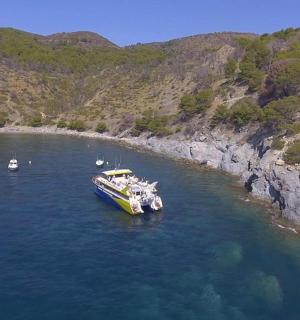 loď ve vodní ploše vedle hory