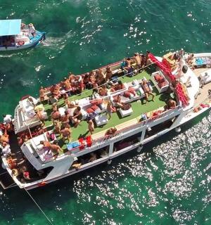 grupa ludzi na łodzi na wodzie