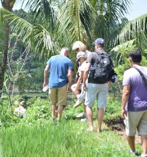 一群人沿着土路行走