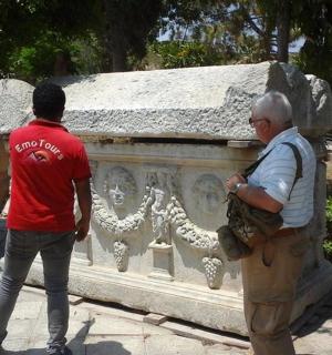 两个男人站在石墙旁边