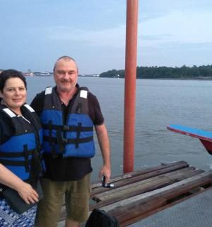 一名男子和一名女子站在船旁