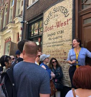 一群人站在商店外面