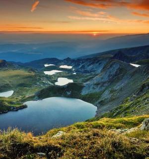 山脉中两座湖泊的景色