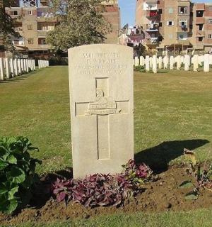 草地墓地里的纪念碑