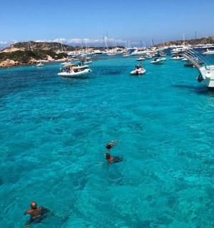 两个人在有船的港口水中