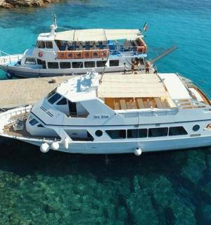 两艘船停靠在蓝色的海水中