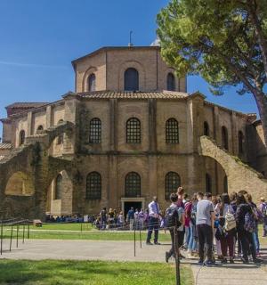 skupina lidí stojících před budovou