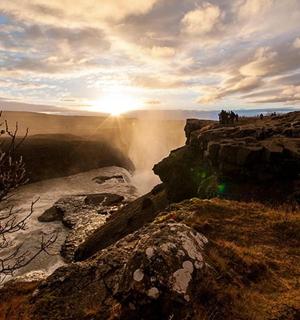 a view of the grand canyon from the edge of a cliff