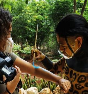 一名女子用相机给另一名女子拍照