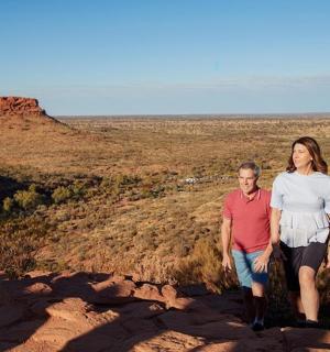muž a žena stojící na vrcholu hory